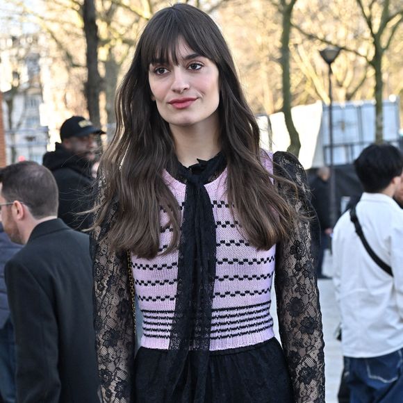 Clara Luciani arrive au défilé Chloé pendant la semaine de la mode à Paris, France, le 6 mars 2025. Photo by Julien Reynaud/APS-Medias/ABACAPRESS.COM