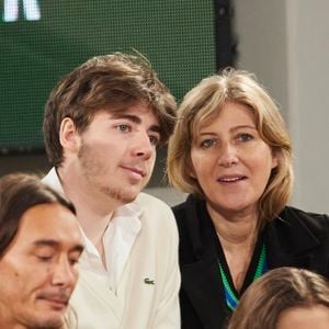 Amanda Sthers et son fils Oscar Bruel dans les tribunes (night session) des Internationaux de France de tennis de Roland Garros 2024 à Paris, France, le 31 mai 2024. © Jacovides-Moreau/Bestimage