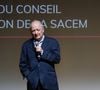 Mais il reste lucide sur la réalité du métier : "Il ne faut pas se leurrer, sans la Sacem, je n’aurais pas pu gagner ma vie avec mon artisanat", a-t-il confié au "Parisien".

Exclusif - Claude Lemesle - Soirée en hommage à Jean-Loup Dabadie à la SACEM à Neuilly-sur-Seine, le 07 avril 2025. 

© Christophe Clovis / Bestimage