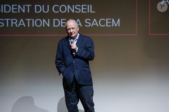 Mais il reste lucide sur la réalité du métier : "Il ne faut pas se leurrer, sans la Sacem, je n’aurais pas pu gagner ma vie avec mon artisanat", a-t-il confié au "Parisien".

Exclusif - Claude Lemesle - Soirée en hommage à Jean-Loup Dabadie à la SACEM à Neuilly-sur-Seine, le 07 avril 2025. 

© Christophe Clovis / Bestimage