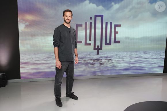 Cet échange entre les deux hommes illustre la transmission de valeurs au sein de la célèbre "galaxie Mulliez", à la tête de marques comme Décathlon, Leroy Merlin ou Kiabi. 

Exclusif -  Alexandre Mulliez, sur le plateau de  Clique présenté par M.Achour, et diffusé sur Canal + le 08 octobre 2025, Paris, France, le 30 septembre 2025. © Jack Tribeca / Bestimage