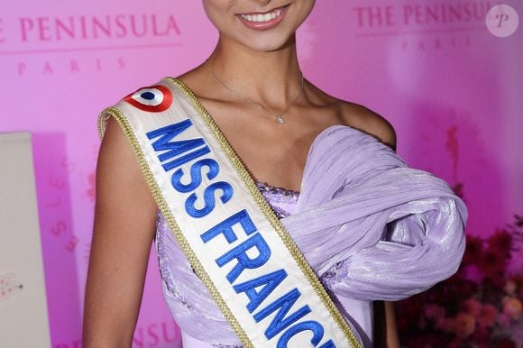 TF1 a ensuite officialisé l'annonce via un communiqué de presse. 

Eve Gilles (Miss France 2024) - Photocall du 5ème gala de charité de l'association "Les Bonnes Fées" à l'occasion de la campagne mondiale "Octobre Rose" à l'hôtel Peninsula, Paris le 3 octobre 2024. A l'occasion de la campagne mondiale "Octobre Rose", l'hôtel Peninsula Paris lance son programme caritatif "Peninsula in Pink", dont les bénéfices seront reversés à l'association "Les Bonnes Fées". © Rachid Bellak/Bestimage