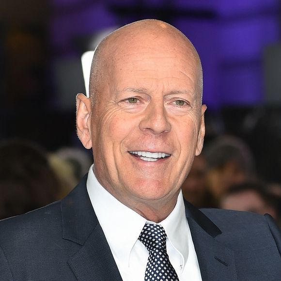 A quoi fait-elle référence ?

Bruce Willis à la première de "Glass" à Londres.