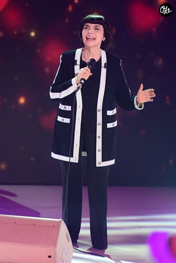 Mireille Mathieu - Enregistrement de l'émission "Vivement dimanche" aux studios Rive Gauche, présentée par M.Drucker et diffusée le 5 octobre 2025 sur France. 

Photo : Guillaume Gaffiot/Bestimage