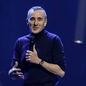 Elie Semoun aime modifier et créer son jardin, une activité qui lui fait "un bien fou" et lui permet de voir "le temps s'arrête[r]".

Élie Semoun sur scène lors de la soirée de gala de la Fondation Recherche Alzheimer- Paris 2026 à l'Olympia le 30 mars 2026.

© Borde / Rindoff / Bestimage