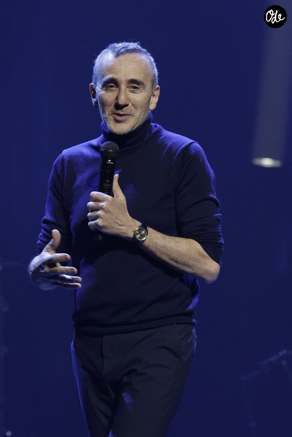 Elie Semoun aime modifier et créer son jardin, une activité qui lui fait "un bien fou" et lui permet de voir "le temps s'arrête[r]".

Élie Semoun sur scène lors de la soirée de gala de la Fondation Recherche Alzheimer- Paris 2026 à l'Olympia le 30 mars 2026.

© Borde / Rindoff / Bestimage