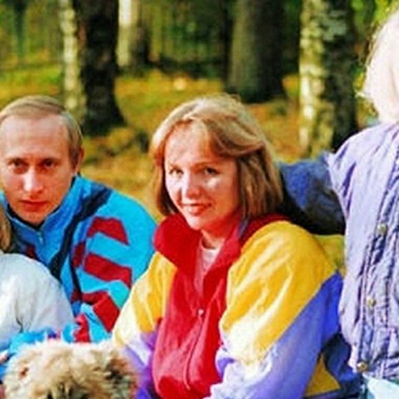 Elles sont nées de sa relation officielle avec son ancienne femme : Lyudmila Poutina.

Vladimir Poutine avec son ex-épouse, Lyudmila Poutina, et leurs deux filles, Katerina Tikhonova et Maria Poutina (Maria Vorontsova), dans les années 1990. JLPPA / Bestimage