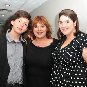 Michèle Bernier avec sa fille Charlotte Gaccio et son fils Enzo Gaccio lors de l'enregistrement de l'émission « Vivement Dimanche », le 10 janvier 2010 à Paris, en France. Photo de Max Colin/ABACAPRESS.COM