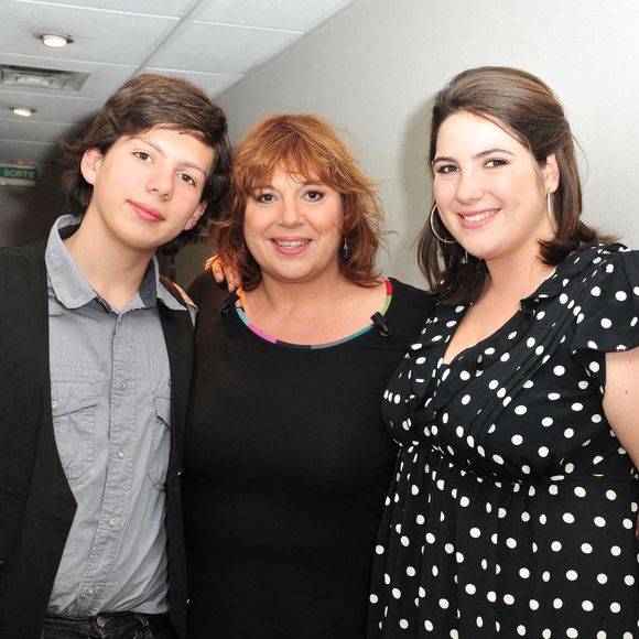 Michèle Bernier avec sa fille Charlotte Gaccio et son fils Enzo Gaccio lors de l'enregistrement de l'émission « Vivement Dimanche », le 10 janvier 2010 à Paris, en France. Photo de Max Colin/ABACAPRESS.COM