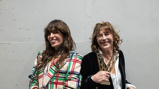 Lou Doillon et son fils Laszlo : moment suspendu au cimetière du Montparnasse auprès de Jane Birkin