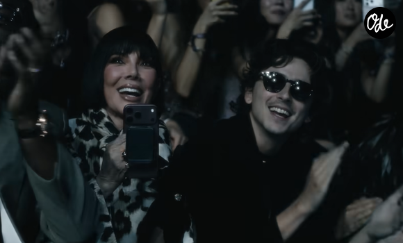 Installés parmi les premiers rangs pour la soutenir, sa mère Kris Jenner et son compagnon Timothée Chalamet ont laissé éclater leur enthousiasme.
