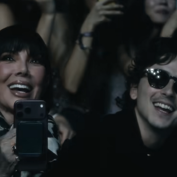 Installés parmi les premiers rangs pour la soutenir, sa mère Kris Jenner et son compagnon Timothée Chalamet ont laissé éclater leur enthousiasme.