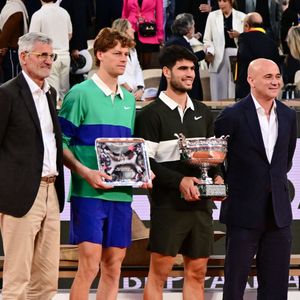 Gilles Moretton, Jannik Sinner, Carlos Alcaraz et Andre Agassi lors de la finale masculine 2025 de Roland Garros le 08 juin 2025 à Paris, France. © Dante Badano/PsnewZ/Bestimage