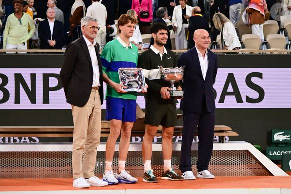 Gilles Moretton, Jannik Sinner, Carlos Alcaraz et Andre Agassi lors de la finale masculine 2025 de Roland Garros le 08 juin 2025 à Paris, France. © Dante Badano/PsnewZ/Bestimage