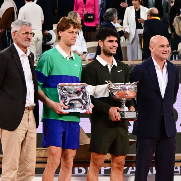 Gilles Moretton, Jannik Sinner, Carlos Alcaraz et Andre Agassi lors de la finale masculine 2025 de Roland Garros le 08 juin 2025 à Paris, France. © Dante Badano/PsnewZ/Bestimage