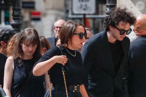 Manon Ardisson et son mari Samuel de Ceccaty - Arrivées aux obsèques de Thierry Ardisson en l’église Saint-Roch de Paris, France, le 17 juillet 2025. © Clovis-Jacovides/Bestimage