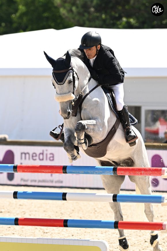 Serge Varsano sur Mylo Van Klapscheut au Prix Geberit lors de la 10ème édition du "Longines Paris Eiffel Jumping" à la Plaine de Jeux de Bagatelle à Paris le 23 juin 2024.
Pierre Perusseau / Veeren / Bestimage