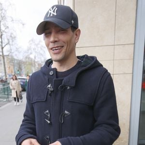 Dans une vidéo consacrée à sa boutique, il raconte : "Le week-end dernier, je te jure, je commence à avoir un peu faim. Puis j'étais tout seul, je regarde l'heure : 17 heures".

Steevy Boulay - Les invités de l'émission des "Grosses Têtes" à la sortie des studios RTL à Neuilly-sur-Seine, France, le 30 mars 2023. © Jonathan Rebboah/Panoramic/bestimage