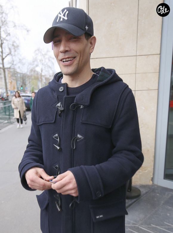 Dans une vidéo consacrée à sa boutique, il raconte : "Le week-end dernier, je te jure, je commence à avoir un peu faim. Puis j'étais tout seul, je regarde l'heure : 17 heures".

Steevy Boulay - Les invités de l'émission des "Grosses Têtes" à la sortie des studios RTL à Neuilly-sur-Seine, France, le 30 mars 2023. © Jonathan Rebboah/Panoramic/bestimage