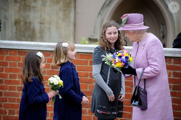 Comme après la plupart des services en la chapelle royale Saint-George de Windsor, la reine Elizabeth II était attendue par des enfants qui souhaitaient lui offrir des fleurs, lors du dimanche de Pâques, le 8 avril 2012
Abaca