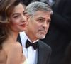 Et sa présence n'est pas passée inaperçue
George Clooney et sa femme Amal Alamuddin Clooney (bijoux Cartier) - Montée des marches du film "Money Monster" lors du 69ème Festival International du Film de Cannes. Le 12 mai 2016.  © Giancarlo Gorassini/Bestimage