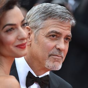 Et sa présence n'est pas passée inaperçue
George Clooney et sa femme Amal Alamuddin Clooney (bijoux Cartier) - Montée des marches du film "Money Monster" lors du 69ème Festival International du Film de Cannes. Le 12 mai 2016.  © Giancarlo Gorassini/Bestimage