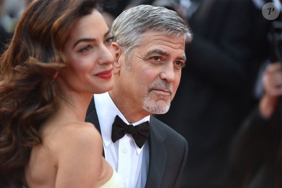 Et sa présence n'est pas passée inaperçue
George Clooney et sa femme Amal Alamuddin Clooney (bijoux Cartier) - Montée des marches du film "Money Monster" lors du 69ème Festival International du Film de Cannes. Le 12 mai 2016.  © Giancarlo Gorassini/Bestimage