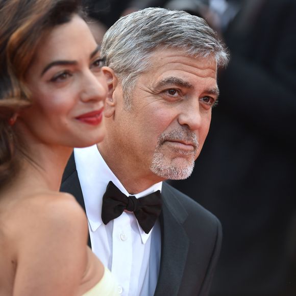 Et sa présence n'est pas passée inaperçue
George Clooney et sa femme Amal Alamuddin Clooney (bijoux Cartier) - Montée des marches du film "Money Monster" lors du 69ème Festival International du Film de Cannes. Le 12 mai 2016.  © Giancarlo Gorassini/Bestimage