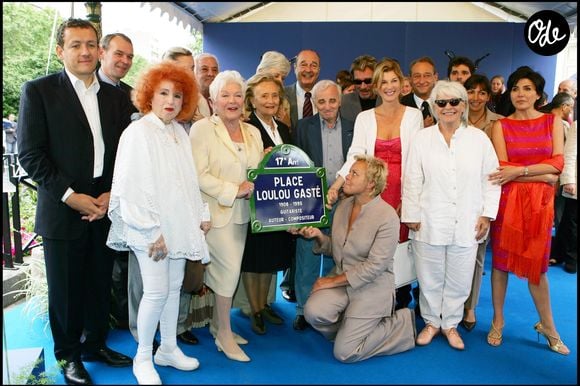 Dany Boon, Jean-Jacques Aillagon, Laeticia Hallyday, Johnny Hallyday, Yvette Horner, Françoise de Panafieu, Bernadette Chirac, Jacques Chirac, Charles Aznavour, Michèle Laroque, Muriel Robin, Catherine Lara, Patrick Fiori et Liane Foly - Inauguration de la place Loulou Gaste dans le 17e arrondissement de Paris.
Crédit : RINDOFF-GUIREC / BESTIMAGE