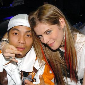 “Je passe un appel à la production… si jamais vous avez besoin d’animer des ateliers d’écriture, je suis là.”

Willy Densey et Emma Daumas, soirée NRJ Music Tour, 2004

AGENCE / BESTIMAGE