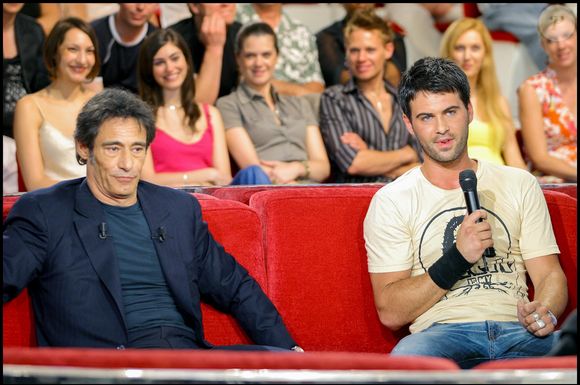 Gerard Lanvin et son fils Manu dans "Vivement dimanche" au studio Gabriel, présentée par Michel Drucker.

Guillaume Gaffiot/Bestimage