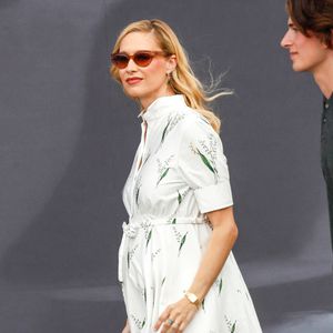 et encore une fois, cette tenue ample laisse à penser qu'un ventre bien arrondi se cache derrière...

Beatrice Borromeo - Arrivées au défilé DIOR de la mode homme Printemps/Été 2026 dans le cadre de la Fashion Week de Paris à l'Hôtel National des Invalides, Place Vauban, à Paris, France, le 27 juin 2025. © Christophe Clovis/Bestimage