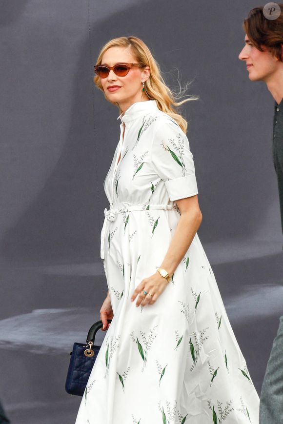 et encore une fois, cette tenue ample laisse à penser qu'un ventre bien arrondi se cache derrière...

Beatrice Borromeo - Arrivées au défilé DIOR de la mode homme Printemps/Été 2026 dans le cadre de la Fashion Week de Paris à l'Hôtel National des Invalides, Place Vauban, à Paris, France, le 27 juin 2025. © Christophe Clovis/Bestimage