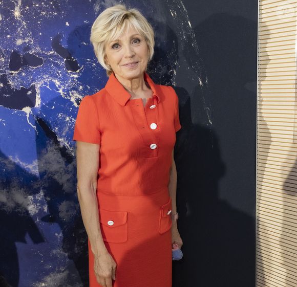 "Encore de très fortes chaleurs 42,9° à St Laurent du Pape, 42,3° à Carcassonne, 40,5° à Toulouse, 39,7°à Dijon... à l'ombre !", a-t-elle écrit au travers de son clavier.

Evelyne Dheliat (TF1) au 19ème forum international de la météo et du climat communication sur le changement climatique dans les Médias au CNES à Paris, France, le 21 juin 2022. © Jack Tribeca/Bestimage