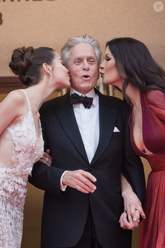 Michael Douglas, sa femme Catherine Zeta-Jones et leur fille Carys - Montée des marches du film « Jeanne du Barry » pour la cérémonie d’ouverture du 76ème Festival International du Film de Cannes, au Palais des Festivals à Cannes. Le 16 mai 2023
© Jacovides-Moreau / Bestimage