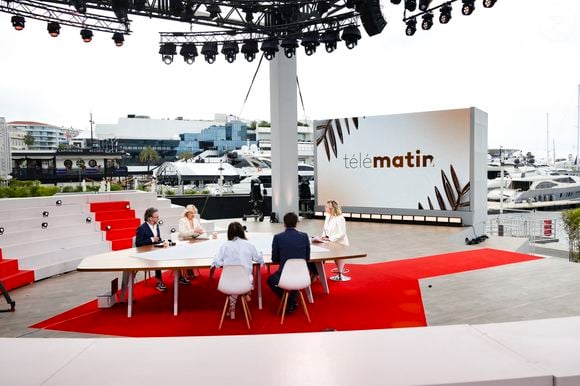 Exclusif - Flavie Flament, Charlotte Lipinska, Alex Jaffray, Samuel Ollivier et Camille Dahan sur le plateau de l'émission Télématin en marge du 78ème Festival International du Film de Cannes, France, le 22 mai 2025. © Jack Tribeca/Bestimage
