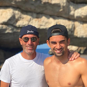 On peut voir Smaïl Zidane avec sur ses genoux les jumelles Giulia et Kaia, nées cette année

Zinedine Zidane et son fils Enzo