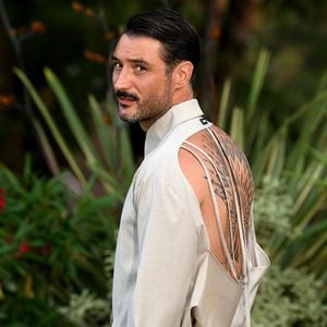 Jérémy Frérot avait, lui aussi, misé sur un look très original avec une tenue entièrement beige et une chemise ouverte dans le dos, laissant apparaître un immense tatouage. 

Jérémy Frérot - 11ème édition du Gala de charité de Patrick Mouratoglou à la Mouratoglou Academy & Resort à Biot le 21 juin 2025.  © Bruno Bebert/Bestimage