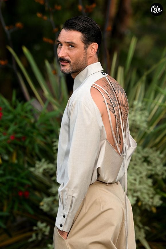 Jérémy Frérot avait, lui aussi, misé sur un look très original avec une tenue entièrement beige et une chemise ouverte dans le dos, laissant apparaître un immense tatouage. 

Jérémy Frérot - 11ème édition du Gala de charité de Patrick Mouratoglou à la Mouratoglou Academy & Resort à Biot le 21 juin 2025.  © Bruno Bebert/Bestimage