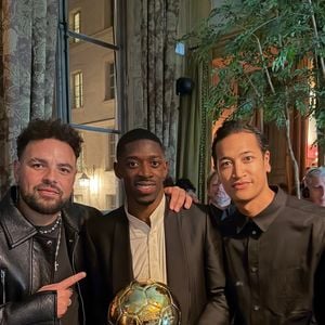 Ousmane Dembélé était très bien entouré pour cette soirée spéciale.

Ousmane Dembélé célèbre son trophée au restaurant Lafayette à Paris. © Instagram