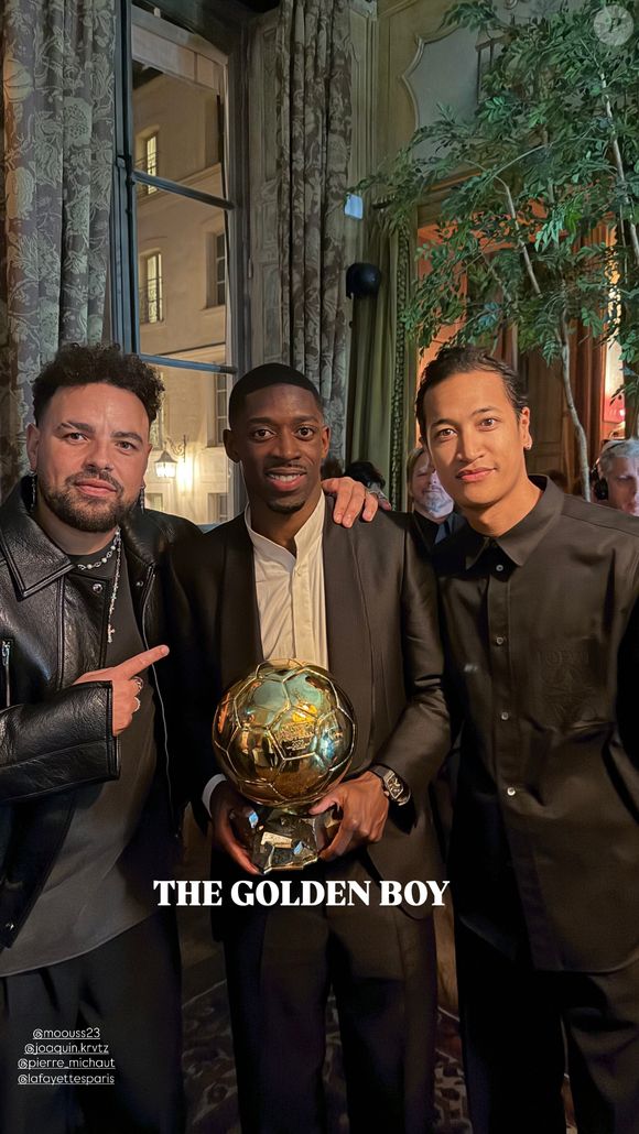 Ousmane Dembélé était très bien entouré pour cette soirée spéciale.

Ousmane Dembélé célèbre son trophée au restaurant Lafayette à Paris. © Instagram