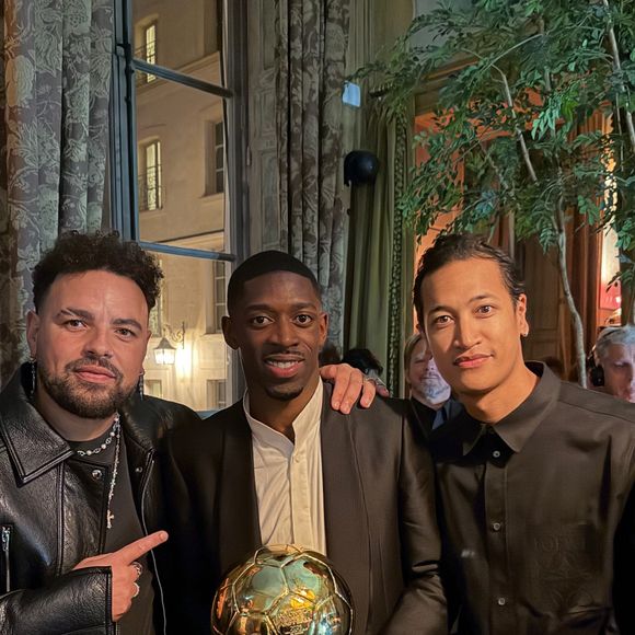 Ousmane Dembélé était très bien entouré pour cette soirée spéciale.

Ousmane Dembélé célèbre son trophée au restaurant Lafayette à Paris. © Instagram