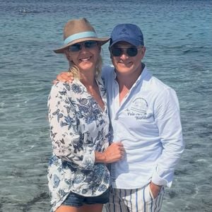 Ce lundi 17 août, le violoniste a partagé une photo du couple, souriant les pieds dans l'eau

Renaud Capuçon partage des photos de ses vacances avec sa femme Laurence Ferrari sur Instagram le 17 août 2026.