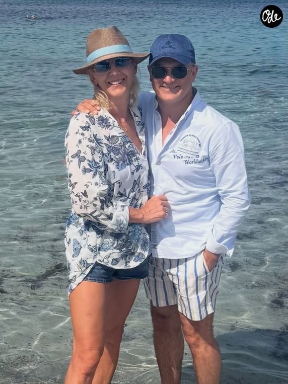 Ce lundi 17 août, le violoniste a partagé une photo du couple, souriant les pieds dans l'eau

Renaud Capuçon partage des photos de ses vacances avec sa femme Laurence Ferrari sur Instagram le 17 août 2026.