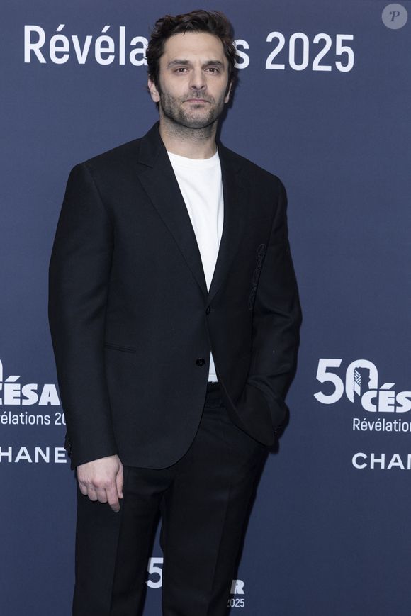 "Mes parents et moi allions peu au cinéma (...) Longtemps, j'ai estimé avoir autre chose à faire que de m'asseoir devant un écran. Je préférais sortir, rigoler avec des copains. Avoir le sentiment d'être un peu vivant.", 

Pio Marmaï - Photocall de la soirée "Cesar Révélations 2025" au Trianon à Paris le 20 janvier 2025.
© Olivier Borde / Bestimage