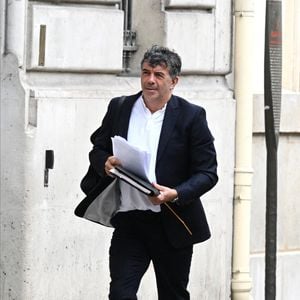 Exclusif - Stéphane Plaza arrive à la Maison de la Chimie à Paris avec ses avocats pour donner une conférence de presse le 5 juin 2025.