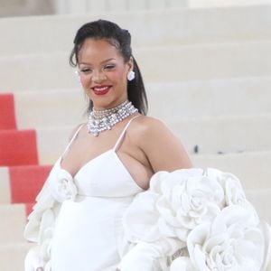 Rihanna, enceinte - Les célébrités arrivent à la soirée du "MET Gala 2023" à New York, le 1er mai 2023.

© Bestimage