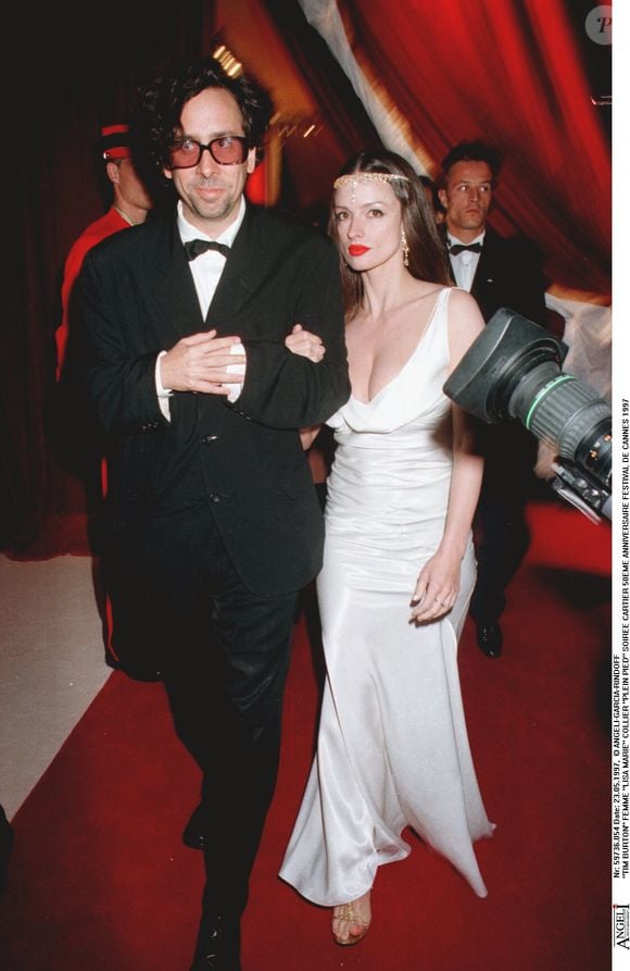 Au début des années 90, le pape du gothique tombe sous le charme de Lisa Marie, mannequin pour Calvin Klein.

Tim Burton et Lisa Marie au Festival de Cannes en 1997 © Angeli - Rindoff-Garcia Bestimage