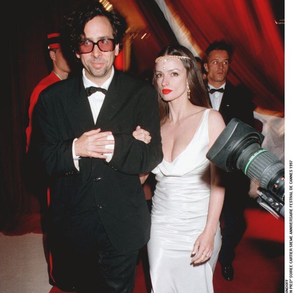 Au début des années 90, le pape du gothique tombe sous le charme de Lisa Marie, mannequin pour Calvin Klein.

Tim Burton et Lisa Marie au Festival de Cannes en 1997 © Angeli - Rindoff-Garcia Bestimage
