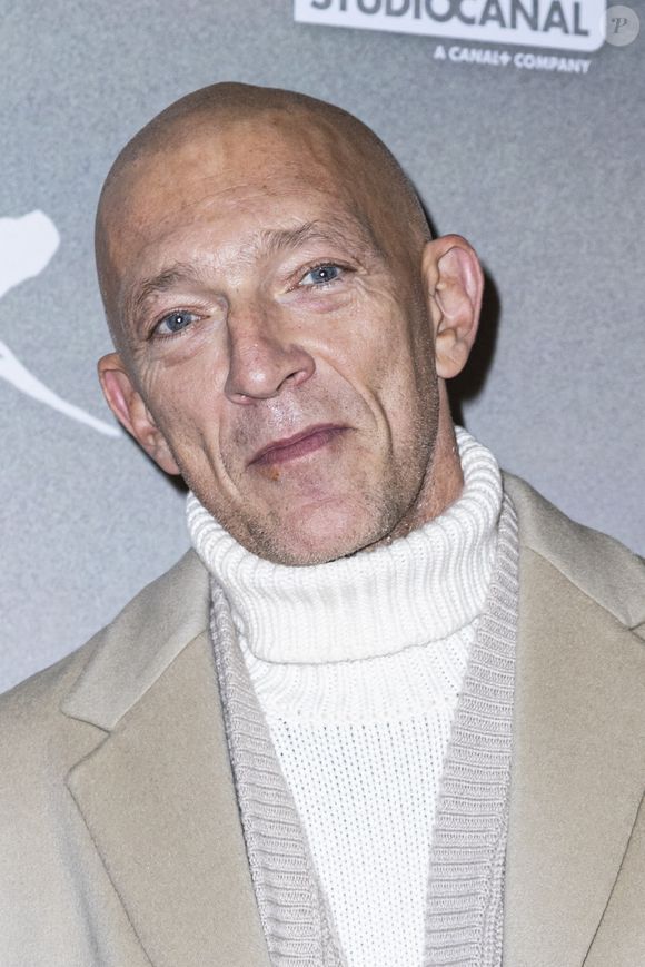 "La sexualité a changé, les gens se satisfont eux-mêmes, poursuit Vincent Cassel. C'est compliqué de rentrer dans un rapport avec un autre humain. On y laisse des plumes, d'une manière ou d'une autre. On se referme sur soi-même."

Vincent Cassel lors de la première du film "Saint-Ex" au cinéma Pathé Wepler à Paris le 19 novembre 2024. © Olivier Borde / Bestimage
